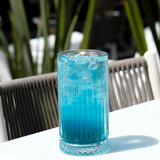 Hydrating sports drink with blue spirulina